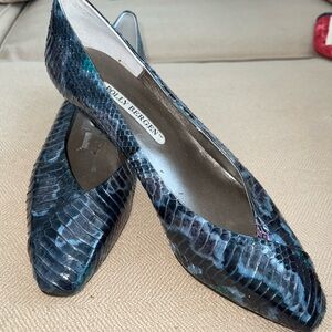 Never worn vintage Polly Bergen Snakeskin pumps
